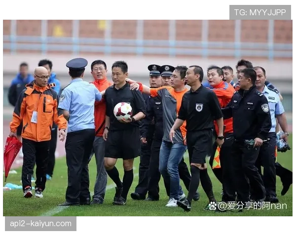 济南赛区因球迷投掷杂物被足协通报批评，罚款2万元